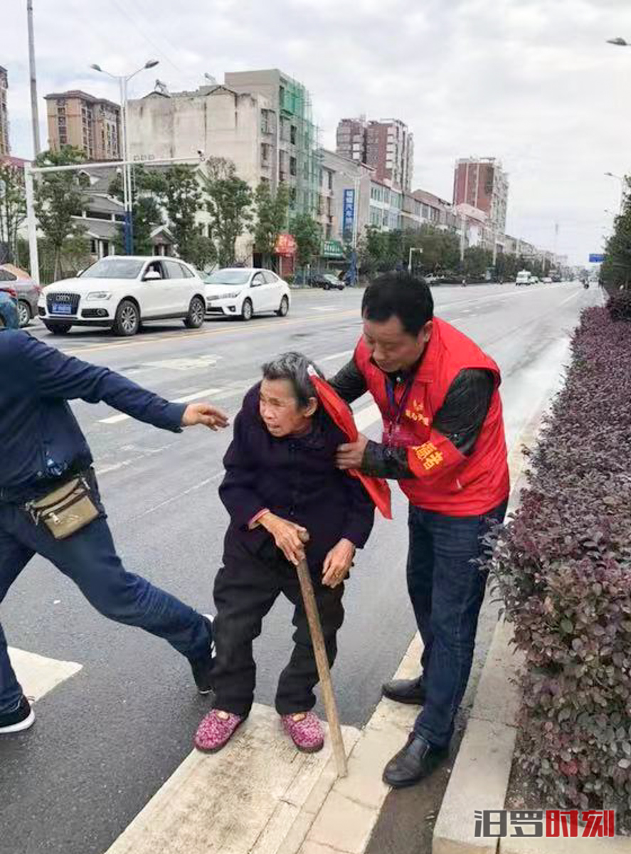 【三城同创】汨罗正能量!文明劝导中残疾人志愿者助人为乐被点赞