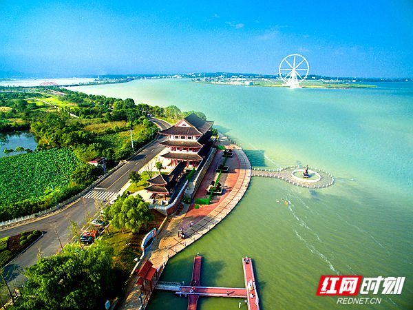 远处有一摩天轮的地方是桃花岛,常德欢乐水世界就在桃花岛上.