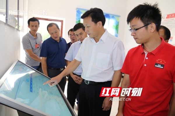 杨情陆)9月11日,零陵区委书记唐烨深入珠山镇大冲村指导村务监督月