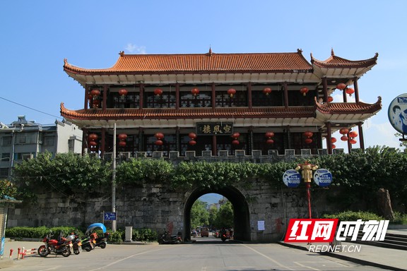 宣风楼,原名宣风雪霁楼,坐落在济川门(老南门)城墙上,是古代观赏雪景
